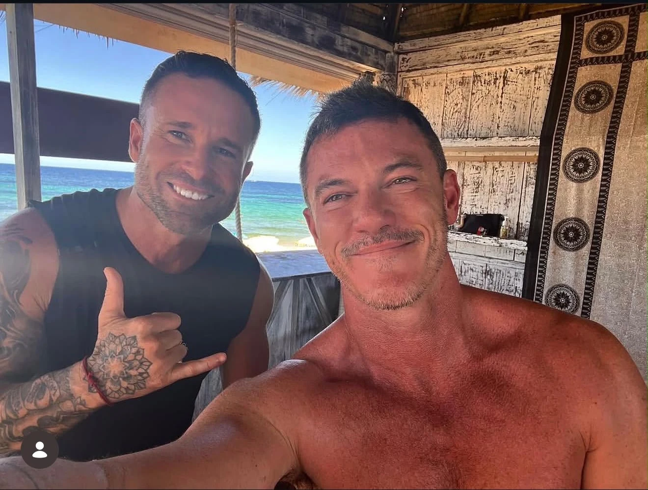 Iván Del Toro junto a Luke Evans