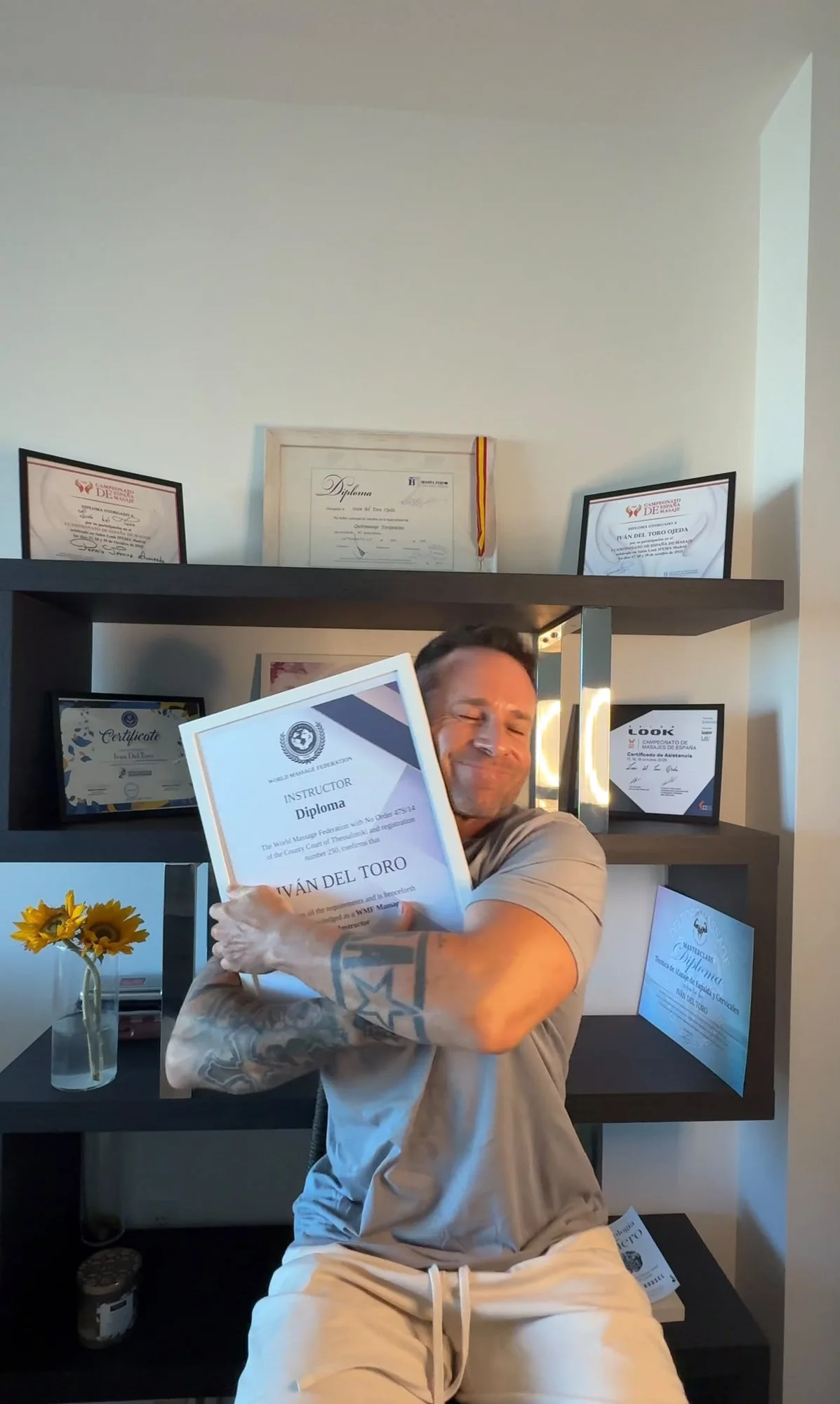 Iván Del Toro con sus diplomas, certificaciones y títulos profesionales