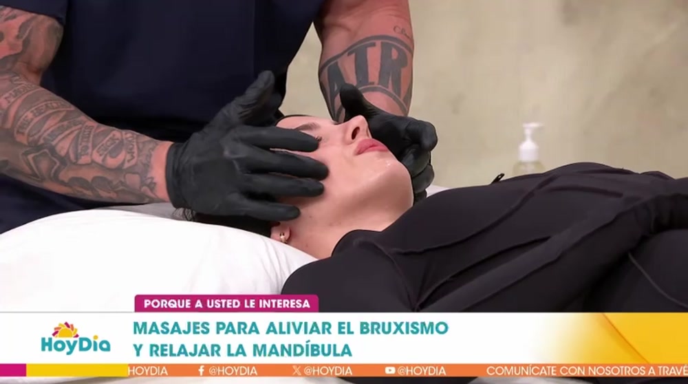 Iván Del Toro mostrando un masaje facial, craneal y de mandíbula en televisión